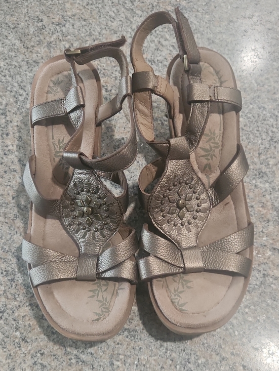 Easy Spirit Shoes - Easy Spirit Metallic Bronze T-Strap Sandals with Decorative‎ Medallion Size 8